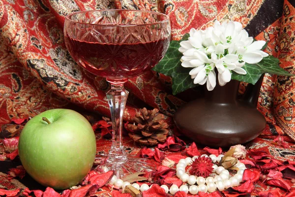 Stilleven met wijn, apple en bloemen — Stockfoto