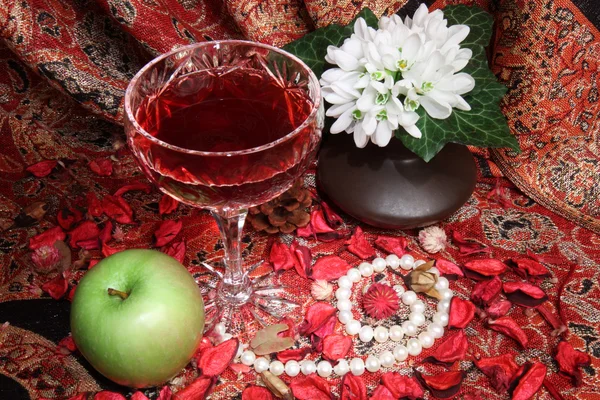 Stilleven met wijn, apple en bloemen — Stockfoto
