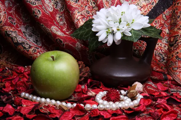 Still life with apple and flowers — Stock Photo, Image