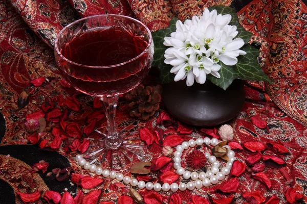 Natürmort şarap, çiçek ve inciler — Stok fotoğraf