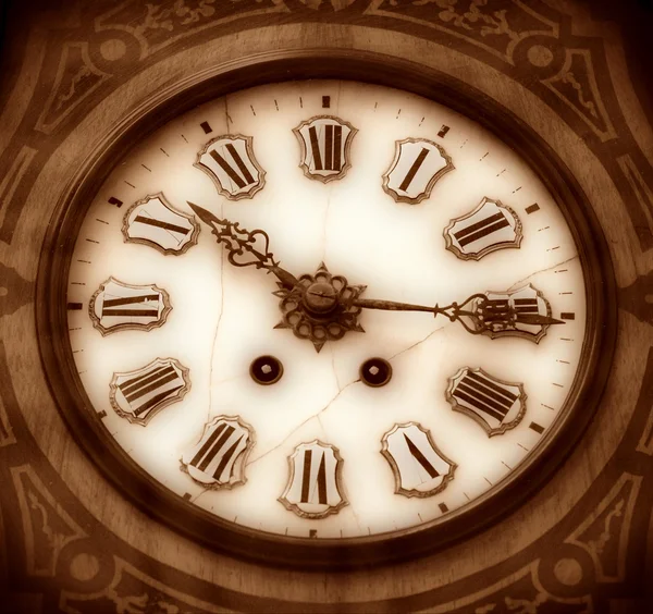 O Tempo Passa No Velho Relógio Da Nostalgia Da Madeira De Xadrez Foto de  Stock - Imagem de antiguidade, partes: 180925414