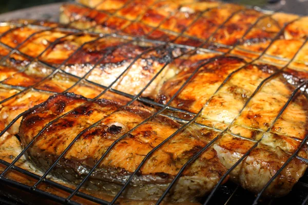 Lachs kochen auf dem Grill — Stockfoto