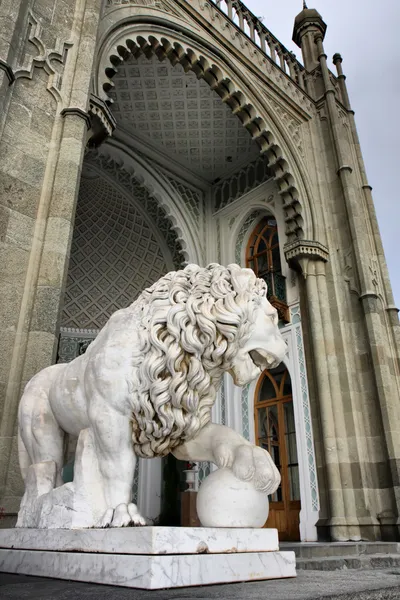 Marble lion by the Vorontsovsky palace — Stock Photo, Image