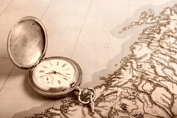 Vecchio orologio d'argento sulla vecchia mappa — Foto Stock