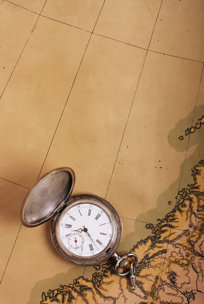 Reloj de plata viejo en el mapa antiguo — Foto de Stock