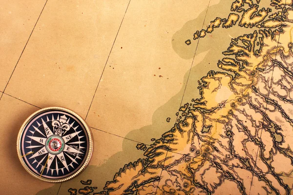 Eski harita üzerinde pusula — Stok fotoğraf