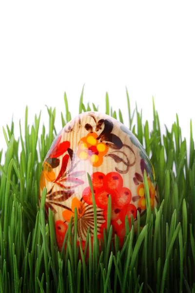 Пасхальное яйцо в траве изолированы на белом — стоковое фото