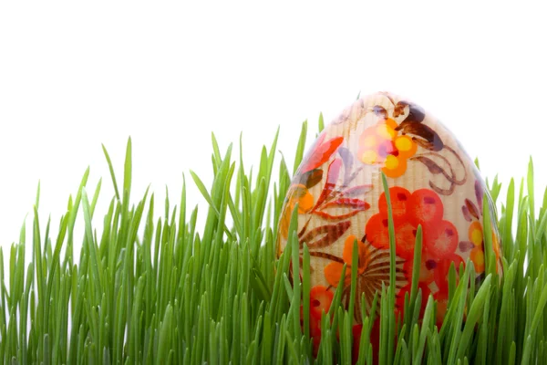 Huevo de Pascua en pasto aislado sobre blanco — Foto de Stock