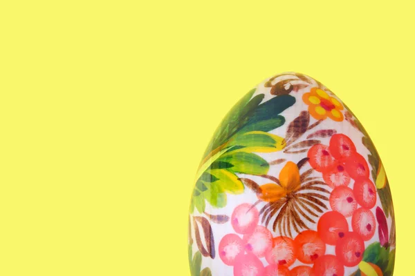 Velikonoční vajíčko na žlutém podkladu — Stock fotografie