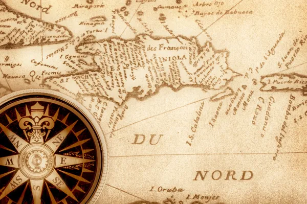Kompas na staré mapě — Stock fotografie