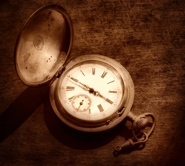 Alte silberne Uhr — Stockfoto