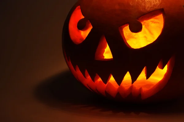 Abóbora de Halloween no escuro — Fotografia de Stock