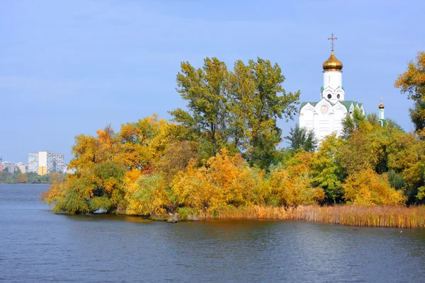 Kościół nad rzeką — Zdjęcie stockowe