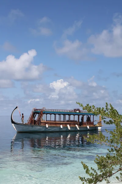 Лодка в тропическом море — стоковое фото