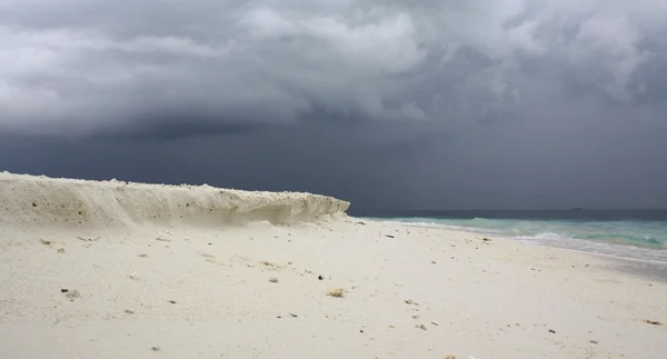 Spiaggia di sabbia prima del temporale — Foto Stock