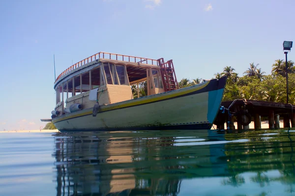Лодка в тропическом море — стоковое фото