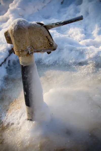 Gelo ao ar livre torneira de água — Fotografia de Stock