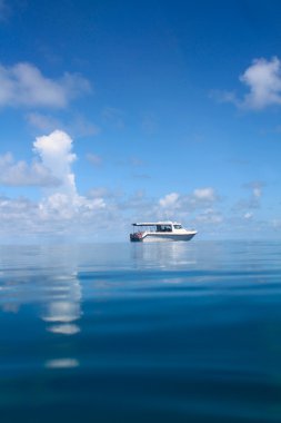 teknesi ile deniz manzarası