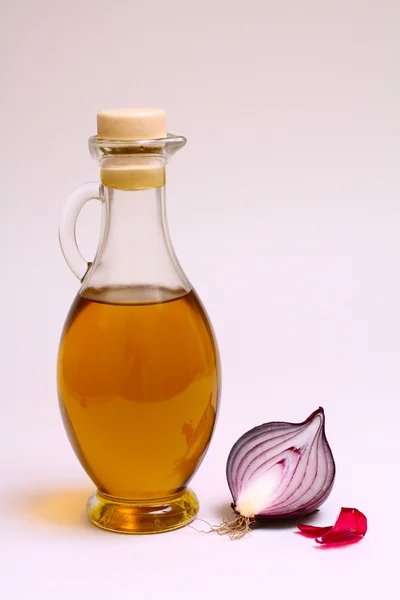 Бутылка оливкового масла с луком — стоковое фото