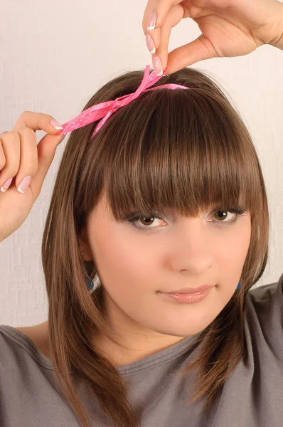Ung smuk pige, bundet hendes hår - Stock-foto