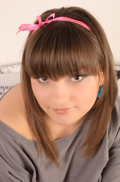 Jovem menina bonita, amarrado seu cabelo — Fotografia de Stock