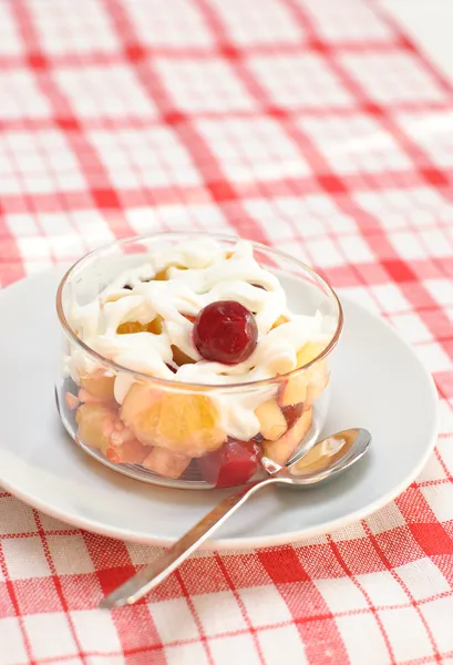 Ensalada de frutas con crema batida —  Fotos de Stock