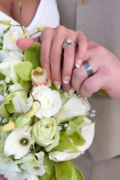 Manos y anillos de novia —  Fotos de Stock