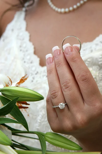 Bruid houden bruidegoms ring — Stockfoto