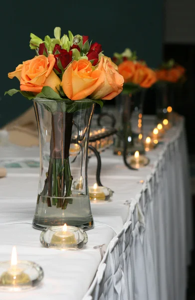 Bouquets de demoiselles d'honneur dans des vases — Photo