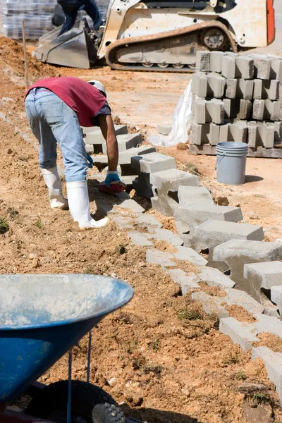 Construcción Trabajador Colocación de bloques —  Fotos de Stock