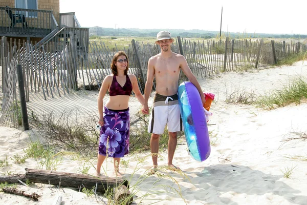 Paar fuhr zum Strand — Stockfoto