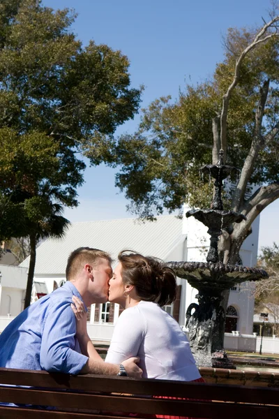 Пара цілується фонтан — стокове фото