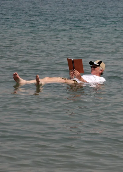 Ölü Deniz üzerinde yüzen — Stok fotoğraf