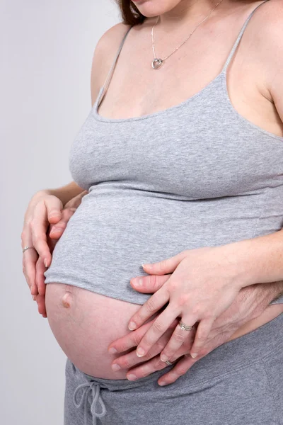 Abrazando el estómago embarazada — Foto de Stock