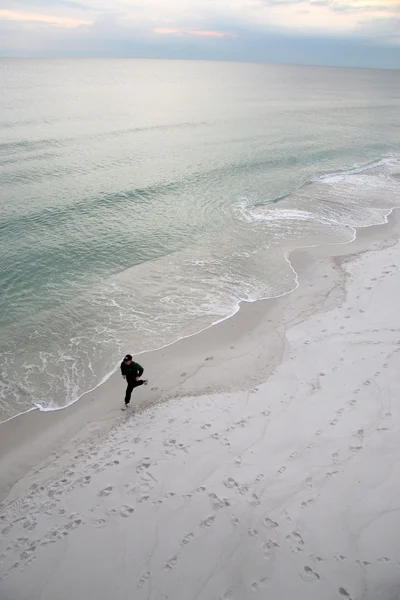 Homem correndo pela costa — Fotografia de Stock