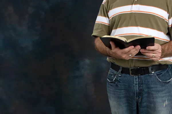 Hombre con Biblia —  Fotos de Stock