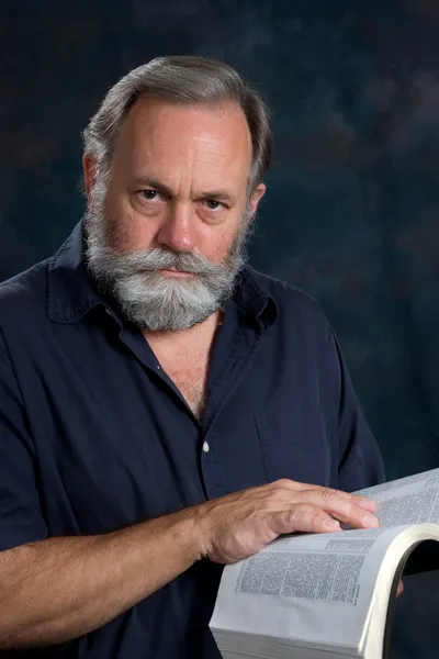 Muž s jeho bible — Stock fotografie