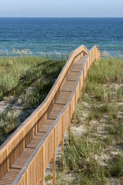 Loopbrug naar het strand — Stockfoto