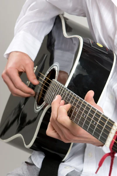 Tocando guitarra acústica —  Fotos de Stock