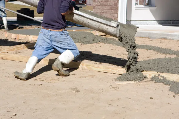 Людина заливки бетону — стокове фото