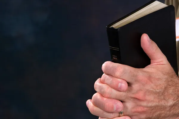 Modlila se rukou s Bibli — Stock fotografie