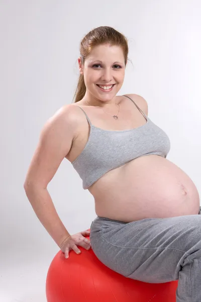 Těhotná žena na cvičení míč — Stock fotografie