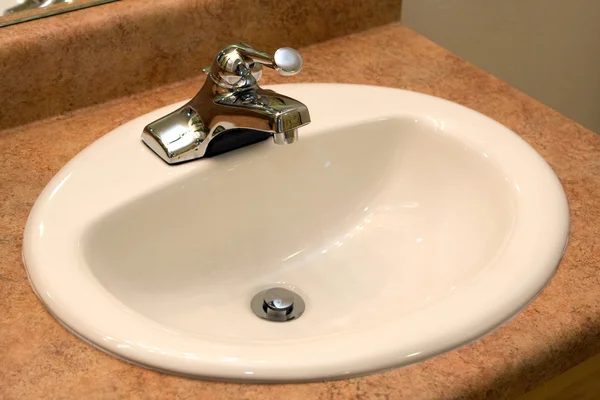Раковина и кран в ванной комнате — стоковое фото