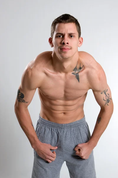 Tattooed man buigen spieren — Stockfoto