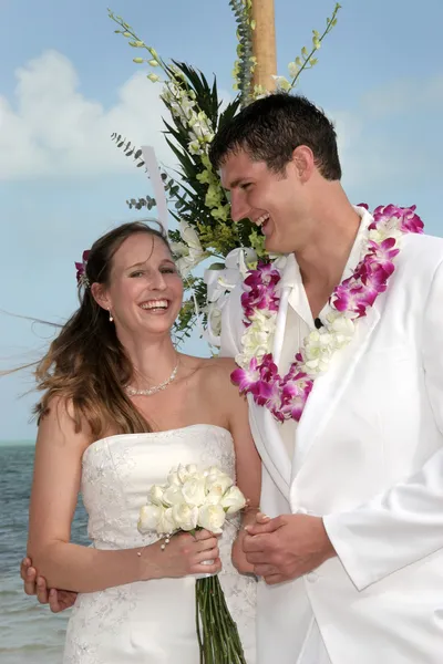 Tropical playa novia y novio — Foto de Stock