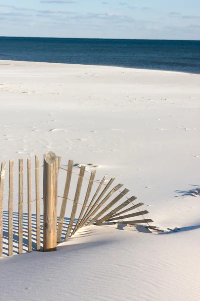 Μεταδιδόμενη μέσω του ανέμου sandfence στην παραλία — Φωτογραφία Αρχείου
