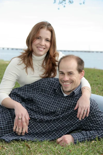 Mladí dospělí manželský pár v parku — Stock fotografie