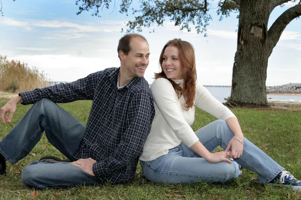 若い結婚されていたカップル、公園で — ストック写真