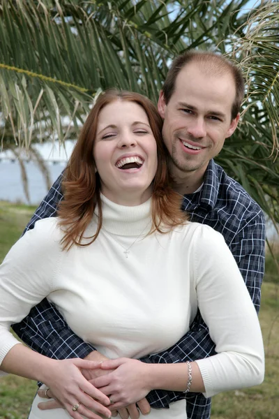 Casal casado jovem se divertindo — Fotografia de Stock