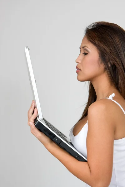 Sexy junge Frau betrachtet Laptop — Stockfoto